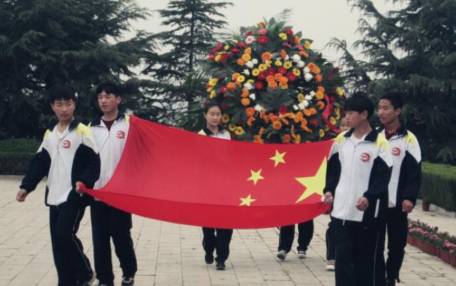 大唐学府部分师生参加清明节祭扫革命烈士陵园
