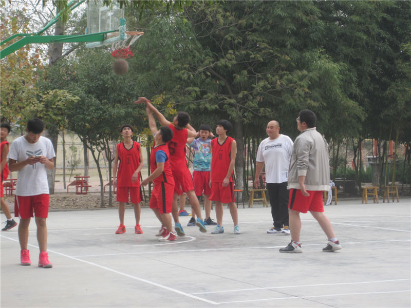 大唐学府学生与郯城一中教师举行篮球对抗赛