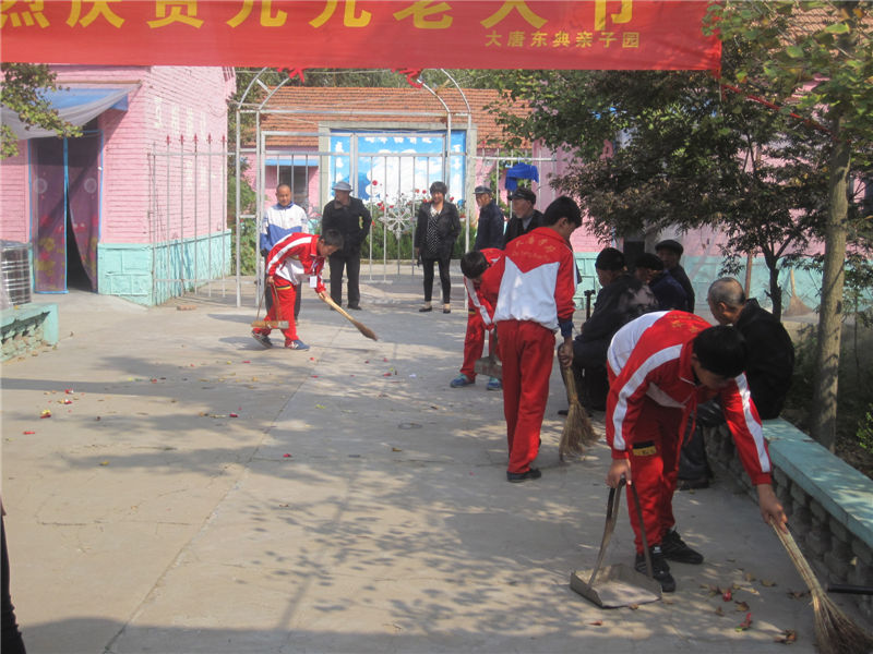 大唐学府部分师生前来慰问看望老人