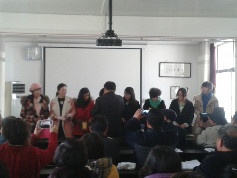 颁发讲课比赛获奖证书