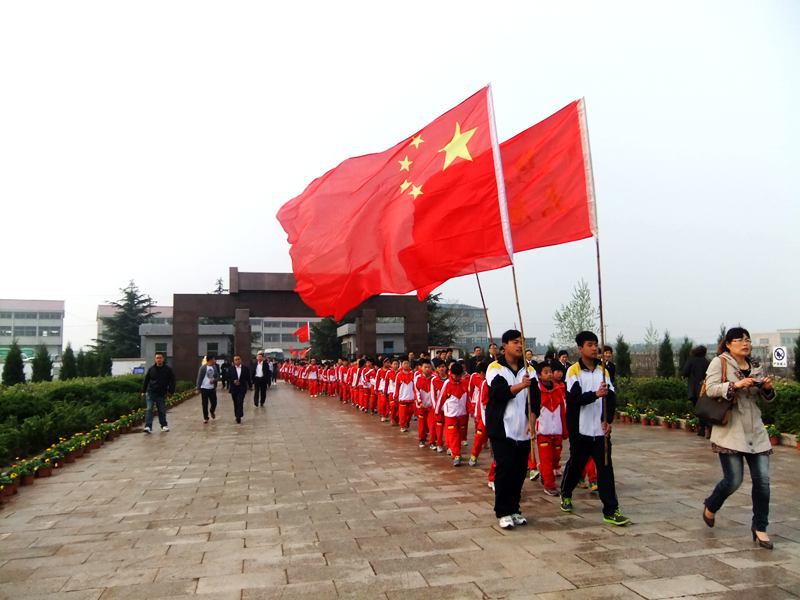 大唐学府组织学生参加烈士陵园扫墓活动