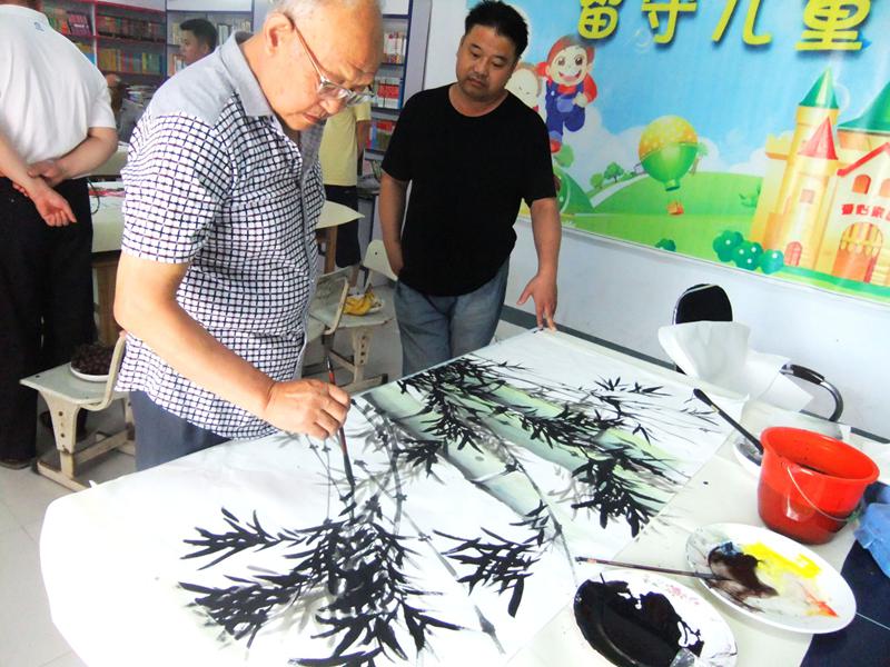 郯城画家来我校作画